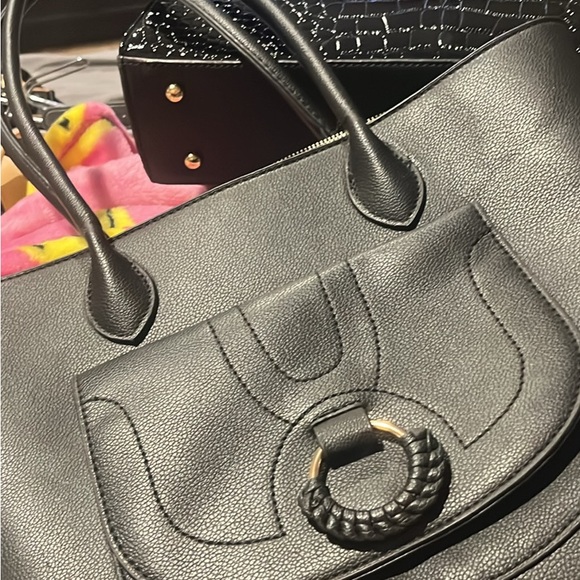 unsure Handbags - Sophisticated Black Leather Tote with Structured Design